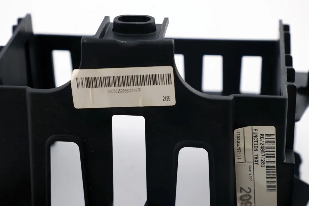 Mocoeanie Uchwyt Ramka Radia do Mini Cooper R55 R56 R57 o numerze 2752777 Mini Cooper R55 R56 R57 Mocoeanie Uchwyt Ramka Radia - SKU 2752777 - Numer Części 2752777