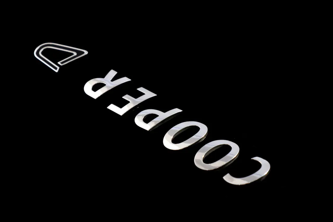 Emblemat Napis Znaczek Logo COOPER D do Mini R56 R57 o numerze 2754747 Mini R56 R57 Emblemat Napis Znaczek Logo COOPER D - SKU 2754747 - Numer Części 2754747