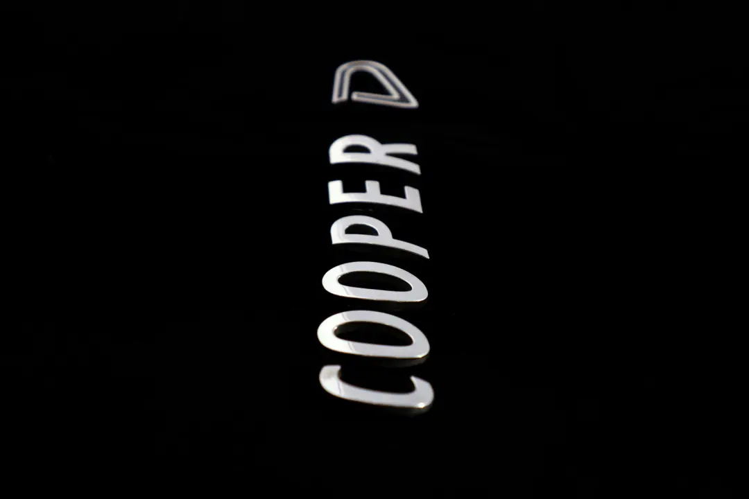 Emblemat Napis Znaczek Logo COOPER D do Mini R56 R57 o numerze 2754747 Mini R56 R57 Emblemat Napis Znaczek Logo COOPER D - SKU 2754747 - Numer Części 2754747