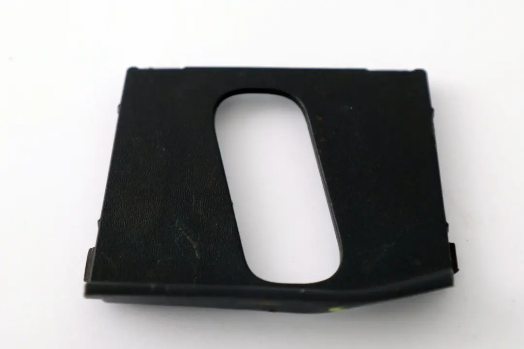 Tapa Striker Inferior Puerta Trasera 5122 para Mini Cooper R55 con número de pieza 2755506 Mini Cooper R55 Tapa Striker Inferior Puerta Trasera 5122 - SKU 2755506 - Número de pieza 2755506