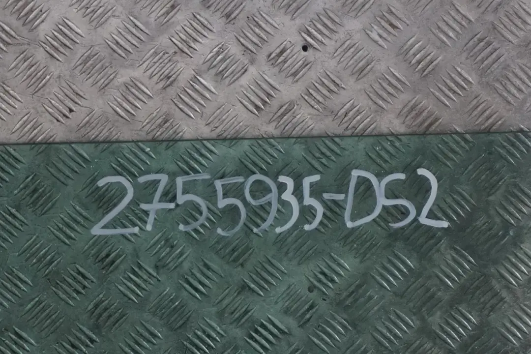 Puerta Delantera Izquierda Plata Oscuro Metalizado para Mini R55 R56 R57 R58 R59 con número de pieza 2755935 Mini R55 R56 R57 R58 R59 Puerta Delantera Izquierda Plata Oscuro Metalizado - SKU 2755935-DS2 - Número de pieza 2755935