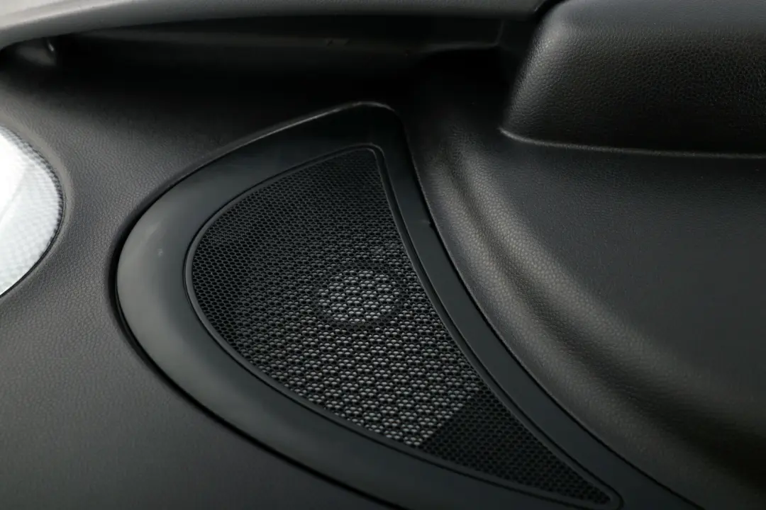 Lateral Interior Trim Panel Trasero Izquierdo Negro Plata para MINI Cooper R56 S con número de pieza 51432756047 MINI Cooper R56 S Lateral Interior Trim Panel Trasero Izquierdo Negro Plata - SKU 2756047 - Número de pieza 51432756047