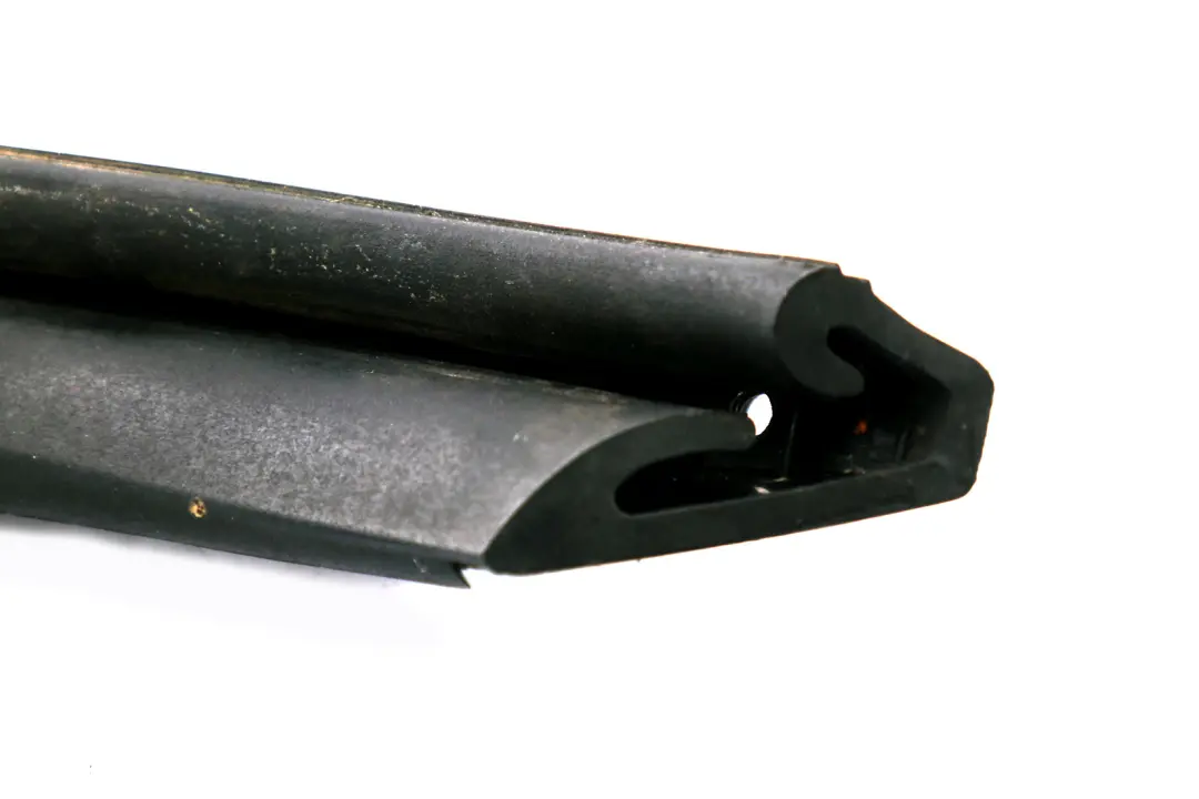 Joint Arriere Droite pour Mini Cooper R57 F57 Cabriolet à propos du numéro de pièce 2758112 Mini Cooper R57 F57 Cabriolet Joint Arriere Droite - SKU 2758112 - Numéro de pièce 2758112