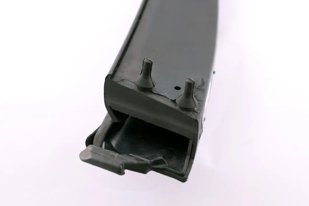 Guarnizione Posteriore Destra per Mini Cooper R57 F57 Cabrio con numero di parte 2758112 Mini Cooper R57 F57 Cabrio Guarnizione Posteriore Destra - SKU 2758112 - Numero di parte 2758112