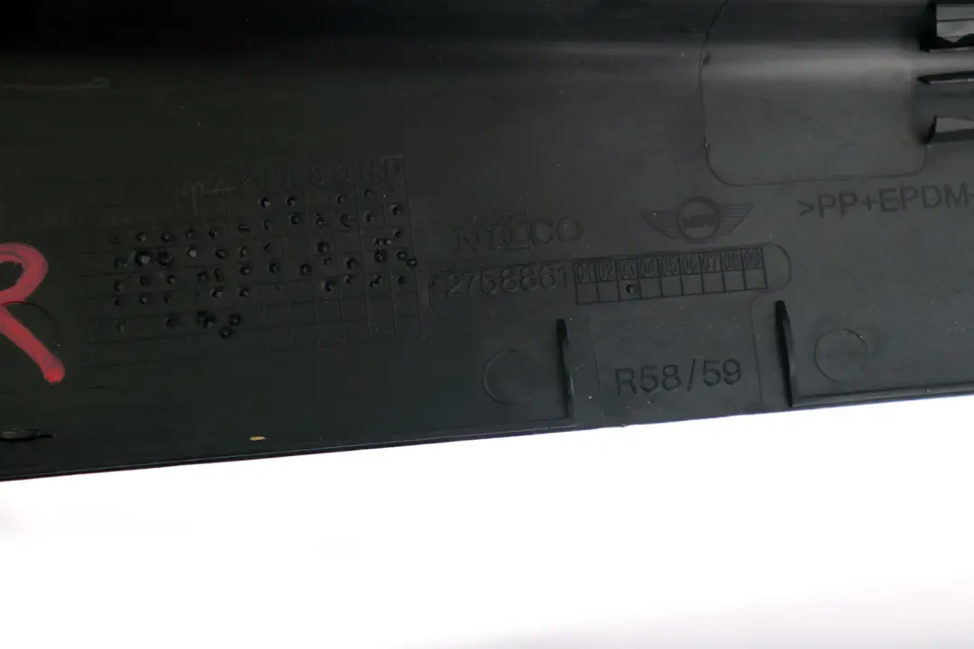 Pannello Laterale Inferiore Calcio Anteriore Sinistro Nero per Mini Cooper R58 R59 con numero di parte 2758861 Mini Cooper R58 R59 Pannello Laterale Inferiore Calcio Anteriore Sinistro Nero - SKU 2758861 - Numero di parte 2758861