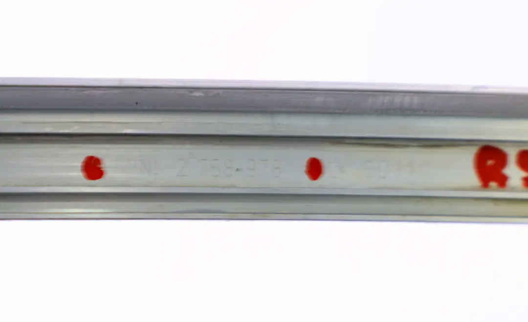 Franja retención panel rejilla para Mini Roadster R59 con número de pieza 2758978 Mini Roadster R59 Franja retención panel rejilla - SKU 2758978 - Número de pieza 2758978