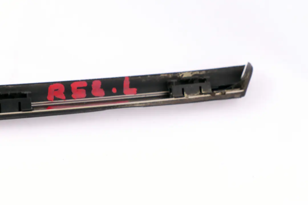 Moldura Trasera Panel Lateral Moldura Cromada Izquierda para Mini R58 con número de pieza 2759555 Mini R58 Moldura Trasera Panel Lateral Moldura Cromada Izquierda - SKU 2759555 - Número de pieza 2759555