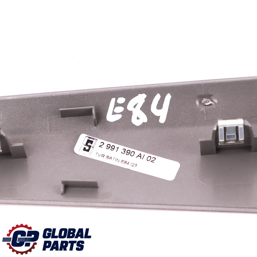Cubre Liston Puerta Delantera Trasera Derecha Satinado Plata para BMW E84 con número de pieza 2991390 BMW E84 Cubre Liston Puerta Delantera Trasera Derecha Satinado Plata - SKU 2991390 - Número de pieza 2991390