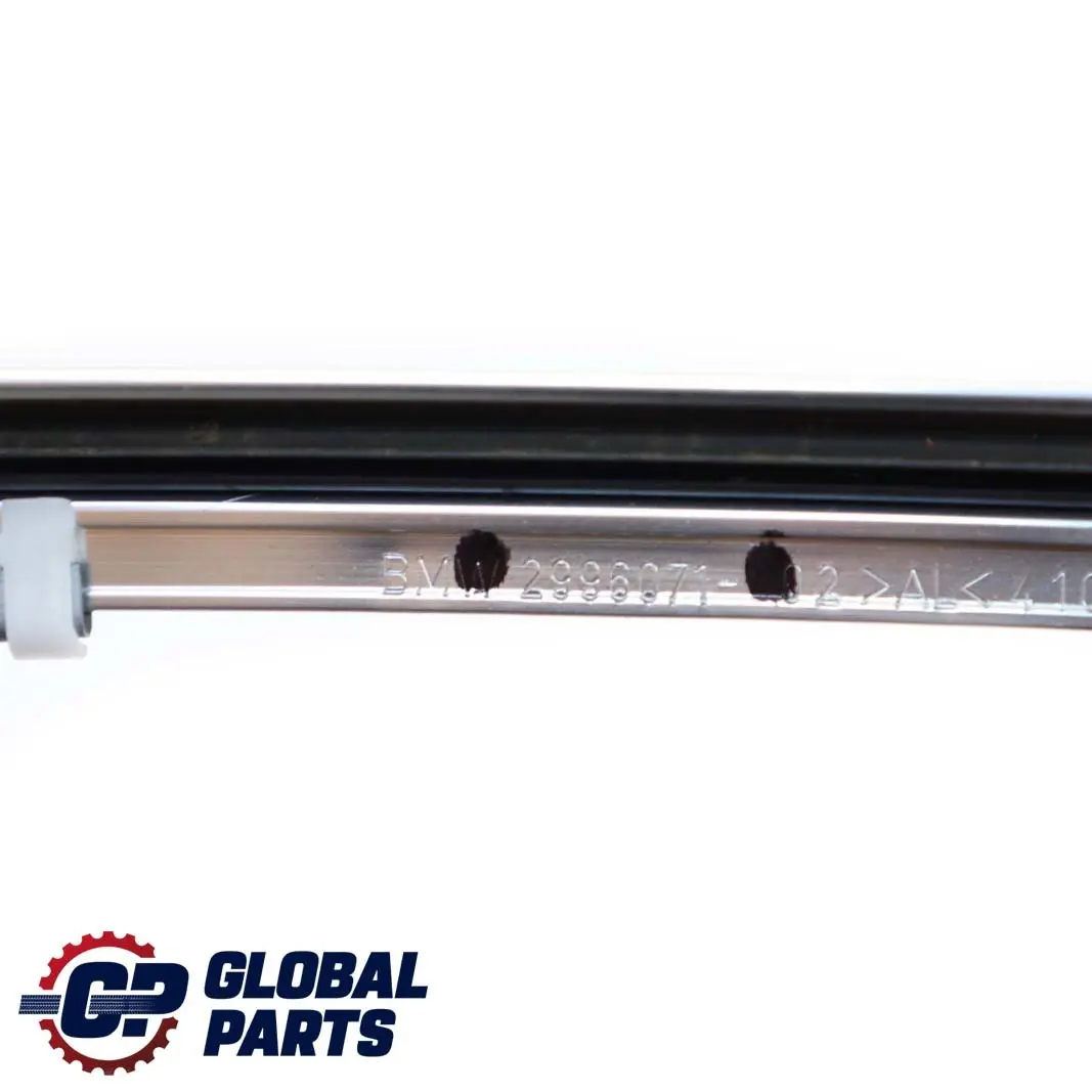 Striscia rivestimento laterale sinistro finestrino Alu Matt Chrom per BMW E82 con numero di parte 2996071 BMW E82 Striscia rivestimento laterale sinistro finestrino Alu Matt Chrom - SKU 2996071 - Numero di parte 2996071