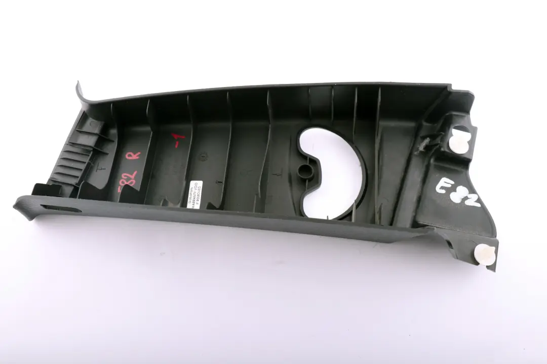 Osłona Słupek Prawy Czarny 2996104 do BMW E82 o numerze 8046488 BMW E82 Osłona Słupek Prawy Czarny 2996104 - SKU 2996104-1 - Numer Części 8046488