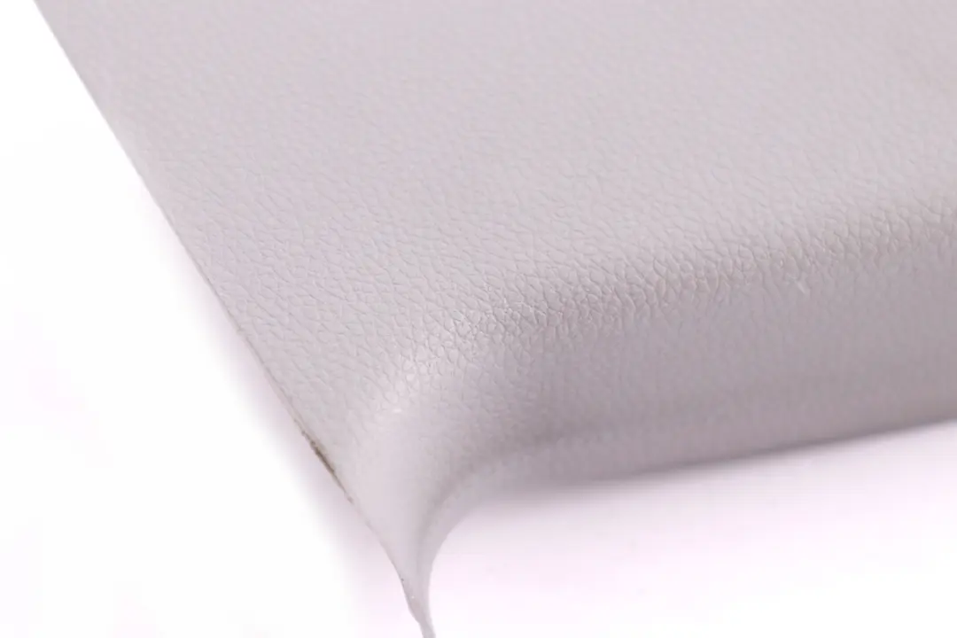 Columna B Pilar Derecho Tapa embellecedora Alaskagrau Gris para BMW E82 con número de pieza 2996104 BMW E82 Columna B Pilar Derecho Tapa embellecedora Alaskagrau Gris - SKU 2996104 - Número de pieza 2996104