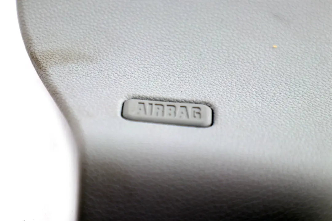 Columna Pilar C Derecha Embellecedor Tapa Alaskagrau Gris para BMW E82 con número de pieza 51432996106 BMW E82 Columna Pilar C Derecha Embellecedor Tapa Alaskagrau Gris - SKU 2996106 - Número de pieza 51432996106