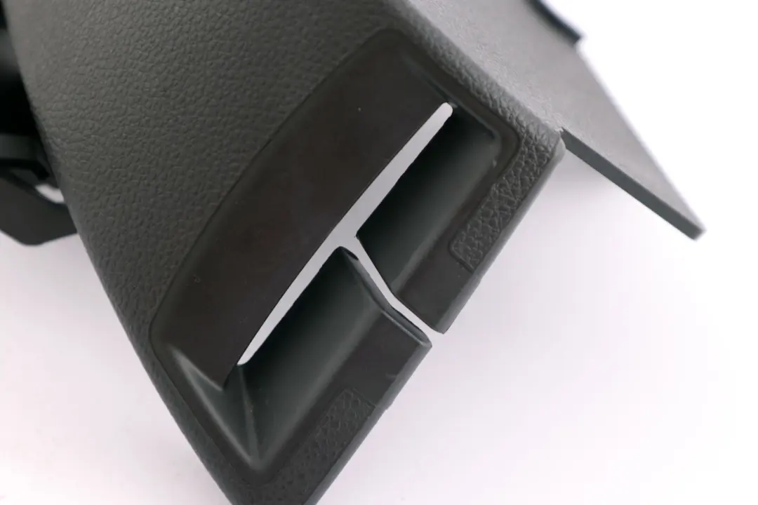 Tapa Salida Cinturon Tunel Trasero Derecho Antracita para BMW E82 con número de pieza 2996362 BMW E82 Tapa Salida Cinturon Tunel Trasero Derecho Antracita - SKU 2996108 - Número de pieza 2996362