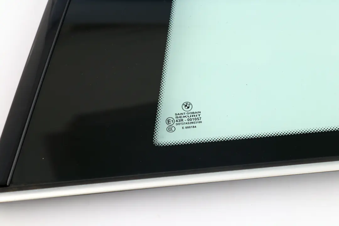 Finestrino Laterale AS2 Posteriore Sinistro Cromo per BMW E82 con numero di parte 2996219 BMW E82 Finestrino Laterale AS2 Posteriore Sinistro Cromo - SKU 2996219 - Numero di parte 2996219