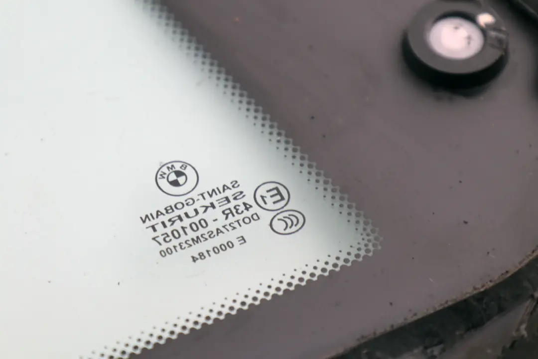 Finestrino Laterale AS2 Posteriore Sinistro Cromo per BMW E82 con numero di parte 2996219 BMW E82 Finestrino Laterale AS2 Posteriore Sinistro Cromo - SKU 2996219 - Numero di parte 2996219