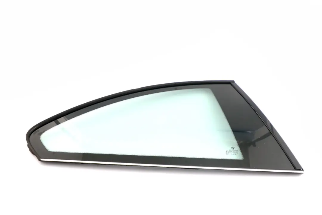 Finestrino Posteriore Destra Cromo per BMW E82 con numero di parte 2996220 BMW E82 Finestrino Posteriore Destra Cromo - SKU 2996220 - Numero di parte 2996220