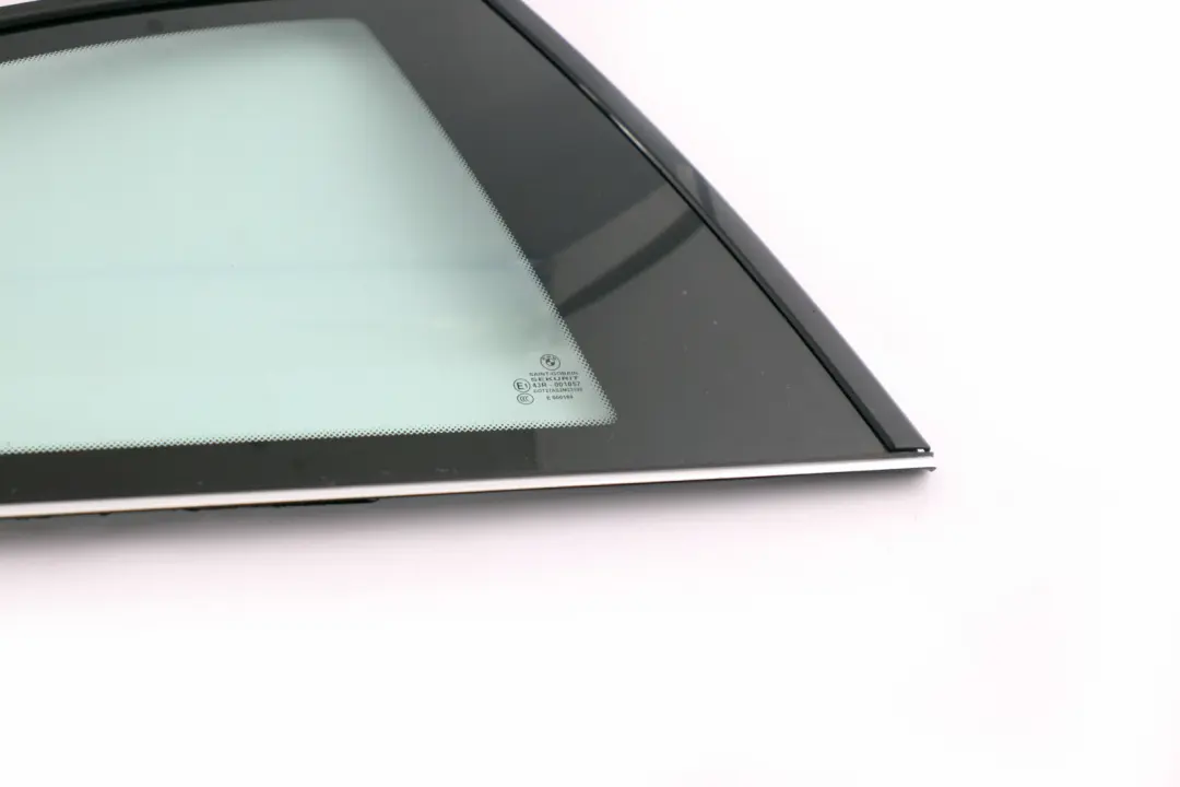 Ventana lateral AS2 Trasera Derecha Cromo para BMW E82 con número de pieza 2996220 BMW E82 Ventana lateral AS2 Trasera Derecha Cromo - SKU 2996220 - Número de pieza 2996220