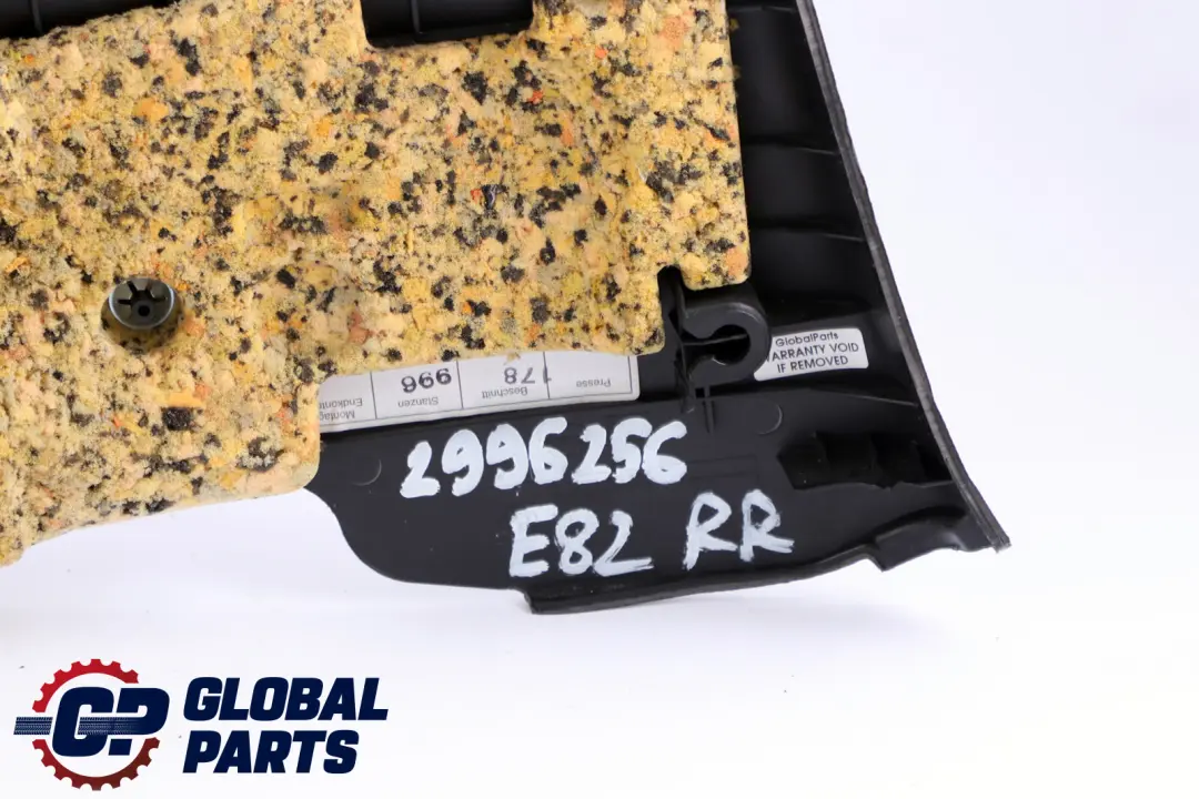 Boczek Panel Prawy Tył Materiał Antracyt do BMW E82 o numerze 2996256 BMW E82 Boczek Panel Prawy Tył Materiał Antracyt - SKU 2996256 - Numer Części 2996256