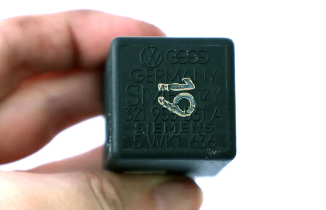 Wiper Interval A SIEMENS 5WK1636 to VW Seat Audi 19 Relay with Part number 321955531 VW Seat Audi 19 Relay Wiper Interval A SIEMENS 5WK1636 - SKU 321955531 - Part number 321955531