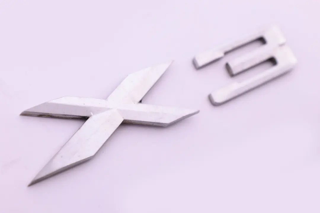 Monogramme 'X3' , Coffre Arriere pour BMW X3 Serie E83 à propos du numéro de pièce 3330132 BMW X3 Serie E83 Monogramme 'X3' , Coffre Arriere - SKU 3330132 - Numéro de pièce 3330132