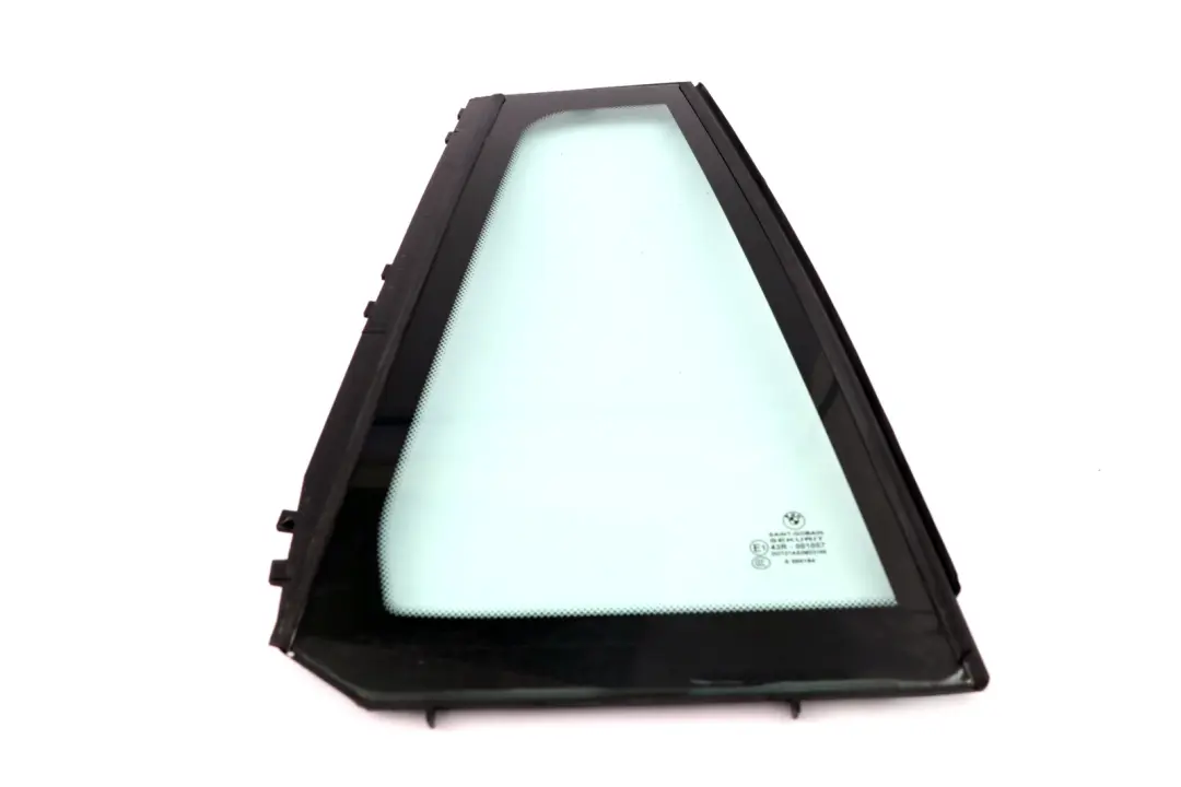 Vetro Fisso Laterale Verde Finestrino Posteriore Destro AS2 per BMW X3 E83 con numero di parte 3332820 BMW X3 E83 Vetro Fisso Laterale Verde Finestrino Posteriore Destro AS2 - SKU 3332820 - Numero di parte 3332820