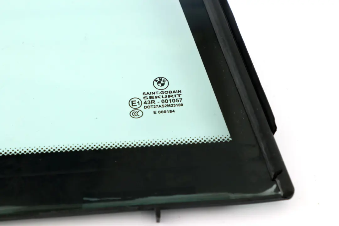 Vetro Fisso Laterale Verde Finestrino Posteriore Destro AS2 per BMW X3 E83 con numero di parte 3332820 BMW X3 E83 Vetro Fisso Laterale Verde Finestrino Posteriore Destro AS2 - SKU 3332820 - Numero di parte 3332820