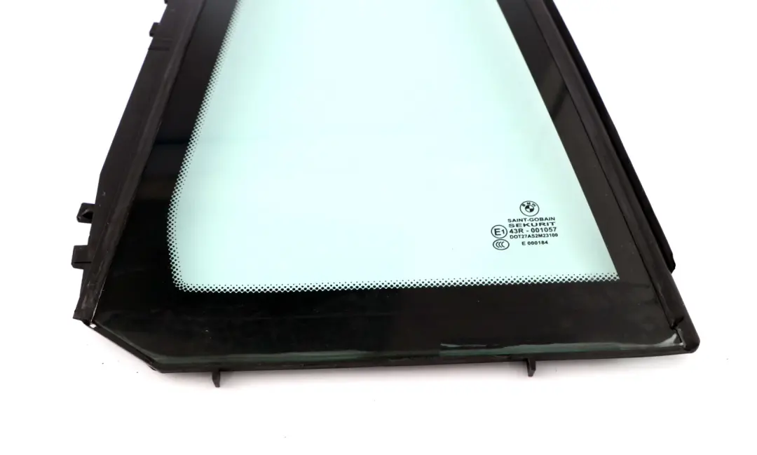 Vetro Fisso Laterale Verde Finestrino Posteriore Destro AS2 per BMW X3 E83 con numero di parte 3332820 BMW X3 E83 Vetro Fisso Laterale Verde Finestrino Posteriore Destro AS2 - SKU 3332820 - Numero di parte 3332820