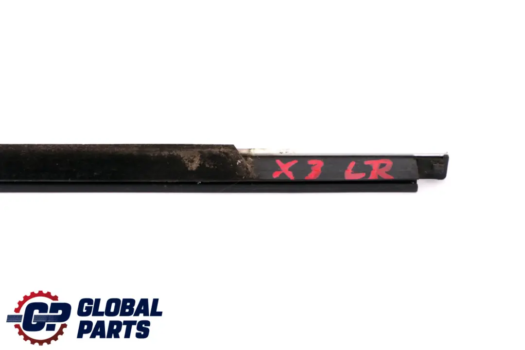 Puerta Trasera Izquierda Burlete Exterior Cromado para BMW E83 con número de pieza 3400811 BMW E83 Puerta Trasera Izquierda Burlete Exterior Cromado - SKU 3400811 - Número de pieza 3400811