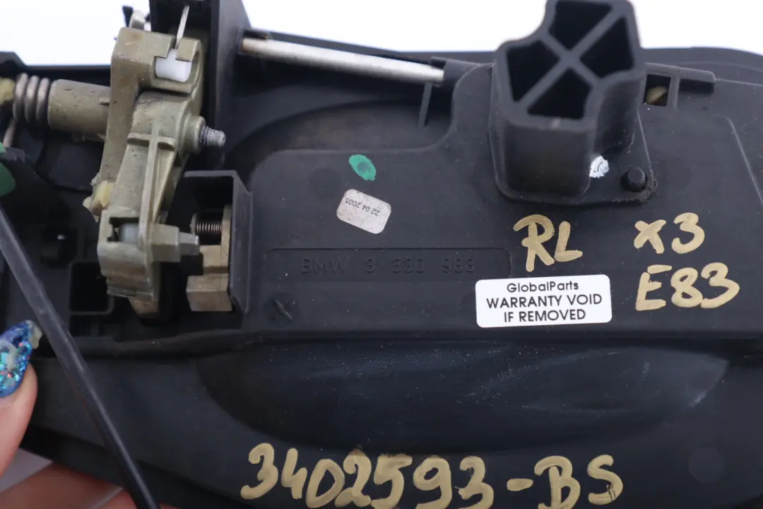 Klamka Drzwi Lewy Tył Black Saphire do BMW X3 E83 o numerze 3402593 BMW X3 E83 Klamka Drzwi Lewy Tył Black Saphire - SKU 3402593-BS - Numer Części 3402593