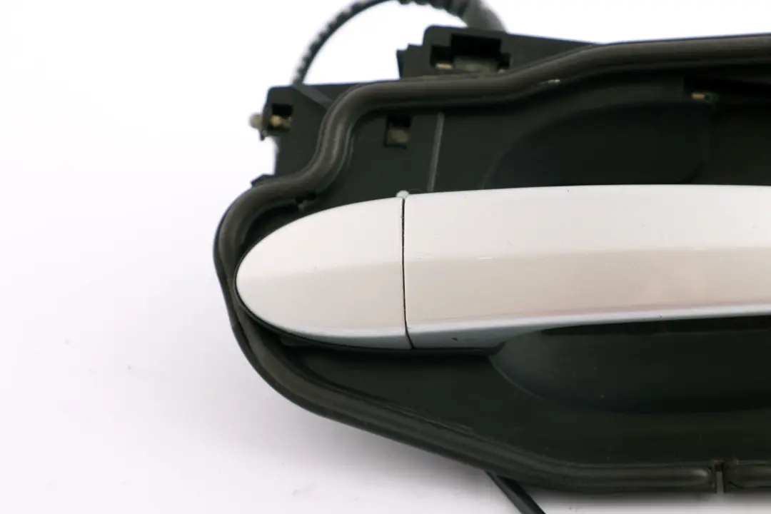 E83N Completo Asidero Trasero Derecho Titansilber Plata para BMW E83 con número de pieza 3402593 BMW E83 E83N Completo Asidero Trasero Derecho Titansilber Plata - SKU 3402593-TS1 - Número de pieza 3402593