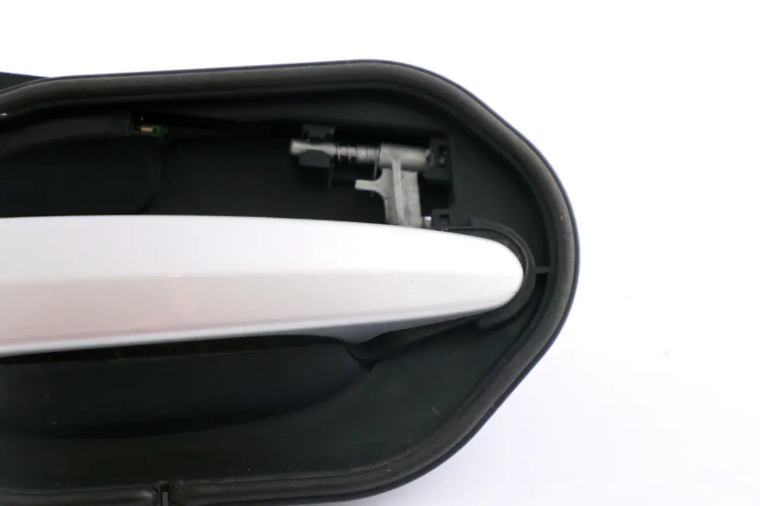Complete Rear Right Grab Handle O/S Titansilber Metallic 354 to BMW X3 E83 E83 LCI with Part number 3402593 BMW X3 E83 E83 LCI Complete Rear Right Grab Handle O/S Titansilber Metallic 354 - SKU 3402593-TS1 - Part number 3402593