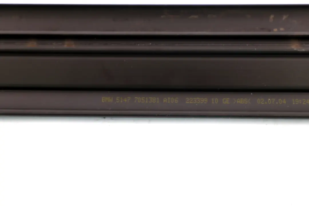 Listwa osłona progu lewa basaltgrau do BMW E83 X3 o numerze 3404764 BMW E83 X3 Listwa osłona progu lewa basaltgrau - SKU 3404764 - Numer Części 3404764