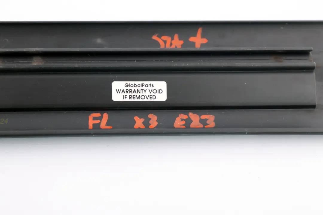 Listwa osłona progu lewa basaltgrau do BMW E83 X3 o numerze 3404764 BMW E83 X3 Listwa osłona progu lewa basaltgrau - SKU 3404764 - Numer Części 3404764