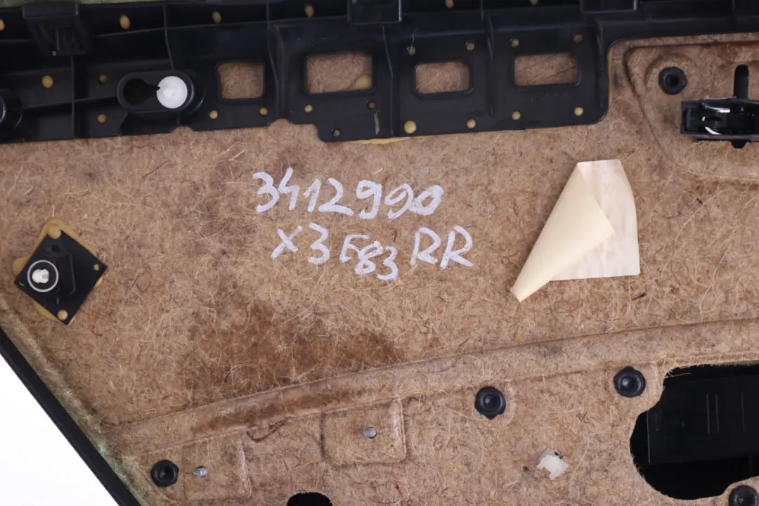 Trasera Derecha Revestimiento de la tarjeta de puerta de cuero Negro para BMW X3 E83 con número de pieza 3412990 BMW X3 E83 Trasera Derecha Revestimiento de la tarjeta de puerta de cuero Negro - SKU 3412990 - Número de pieza 3412990