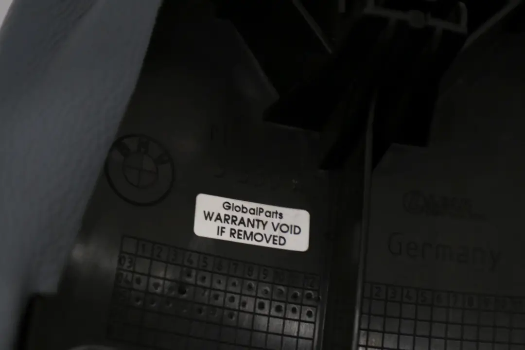 Asiento Trasero Izquierdo Panel Lateral Cuero Gris Azul para BMW E83 con número de pieza 3330437 BMW E83 Asiento Trasero Izquierdo Panel Lateral Cuero Gris Azul - SKU 3413575 - Número de pieza 3330437