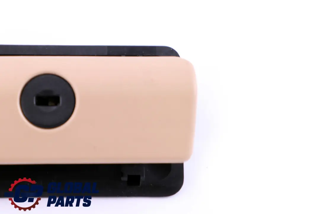Cassetto portaoggetti Maniglia bloccaggio Sandbeige per BMW X3 E83 con numero di parte 3414194 BMW X3 E83 Cassetto portaoggetti Maniglia bloccaggio Sandbeige - SKU 3414194 - Numero di parte 3414194