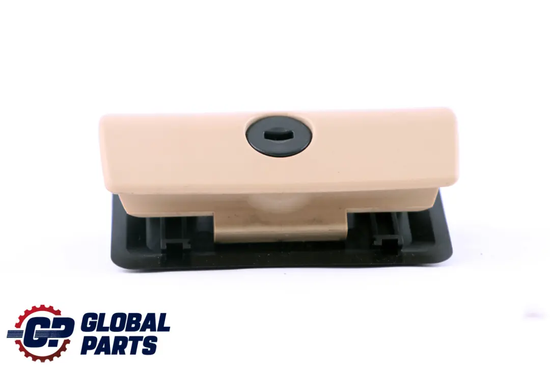Cassetto portaoggetti Maniglia bloccaggio Sandbeige per BMW X3 E83 con numero di parte 3414194 BMW X3 E83 Cassetto portaoggetti Maniglia bloccaggio Sandbeige - SKU 3414194 - Numero di parte 3414194
