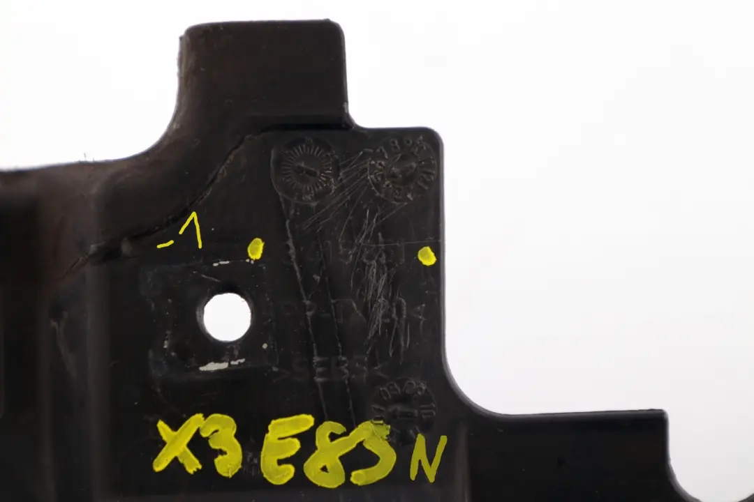 Osłona plastik mocowanie chłodnicy do BMW X3 E83 o numerze 3415851 BMW X3 E83 Osłona plastik mocowanie chłodnicy - SKU 3415851-1 - Numer Części 3415851