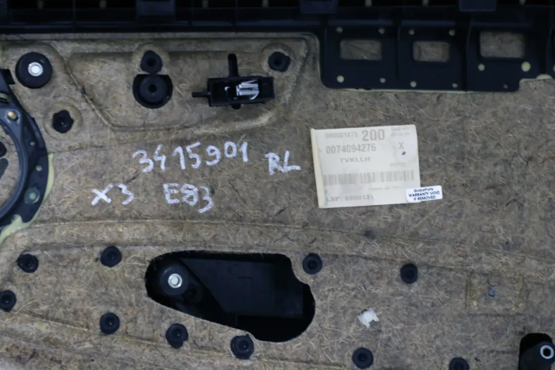 Boczek tapicerka drzwi lewy tył skóra do BMW E83 X3 o numerze 3415901 BMW E83 X3 Boczek tapicerka drzwi lewy tył skóra - SKU 3415901 - Numer Części 3415901