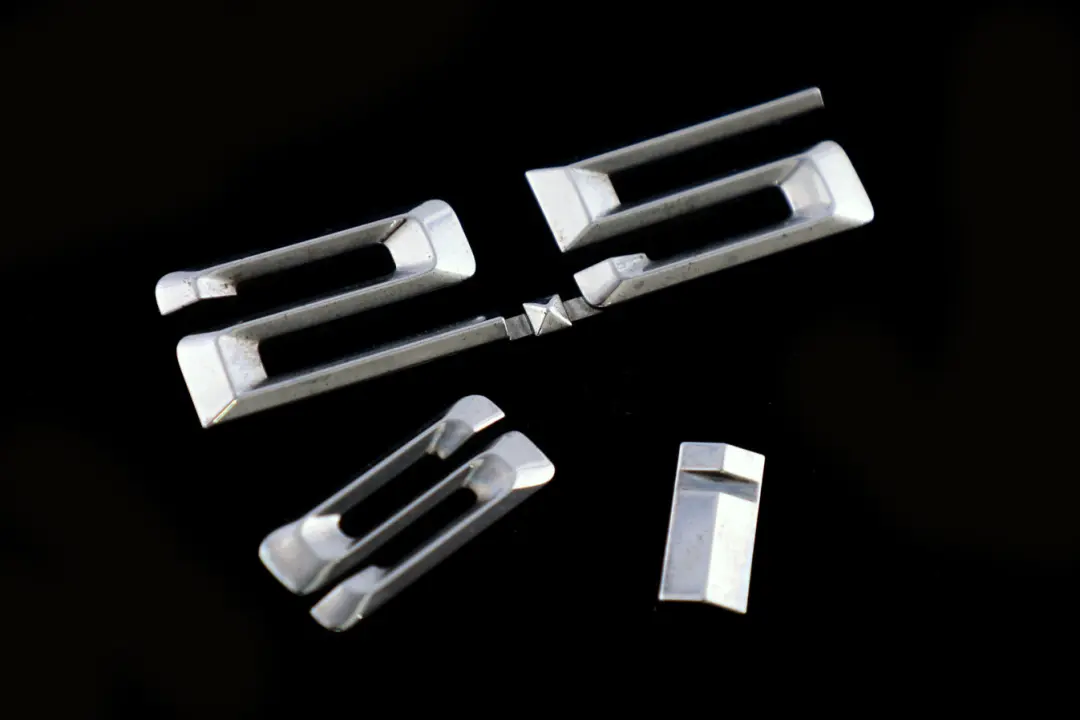 E83N LCI Rear Boot Trunk Lid Adhered Emblem Badge Lettering 2.5si to BMW X3 Series with Part number 3416257 BMW X3 Series E83N LCI Rear Boot Trunk Lid Adhered Emblem Badge Lettering 2.5si - SKU 3416257 - Part number 3416257