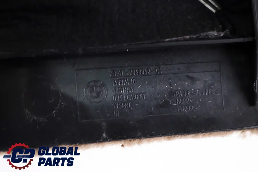 Boczek Tapicerka Bagażnika Prawy Tył do BMW X3 E83 o numerze 3422824 BMW X3 E83 Boczek Tapicerka Bagażnika Prawy Tył - SKU 3422824 - Numer Części 3422824