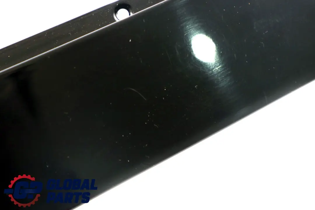 Delantero Izquierdo Marco Ventana Pilar B Puerta SCHWARZ para BMW E83 LCi con número de pieza 51333427653 BMW E83 LCi Delantero Izquierdo Marco Ventana Pilar B Puerta SCHWARZ - SKU 3427653 - Número de pieza 51333427653