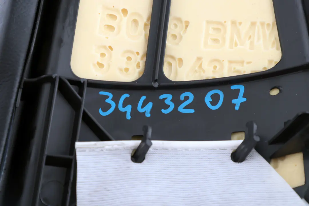 Sedile Posteriore Laterale SX pelle Nera 3330437 per BMW X3 E83 LCI con numero di parte 3443207 BMW X3 E83 LCI Sedile Posteriore Laterale SX pelle Nera 3330437 - SKU 3443207 - Numero di parte 3443207