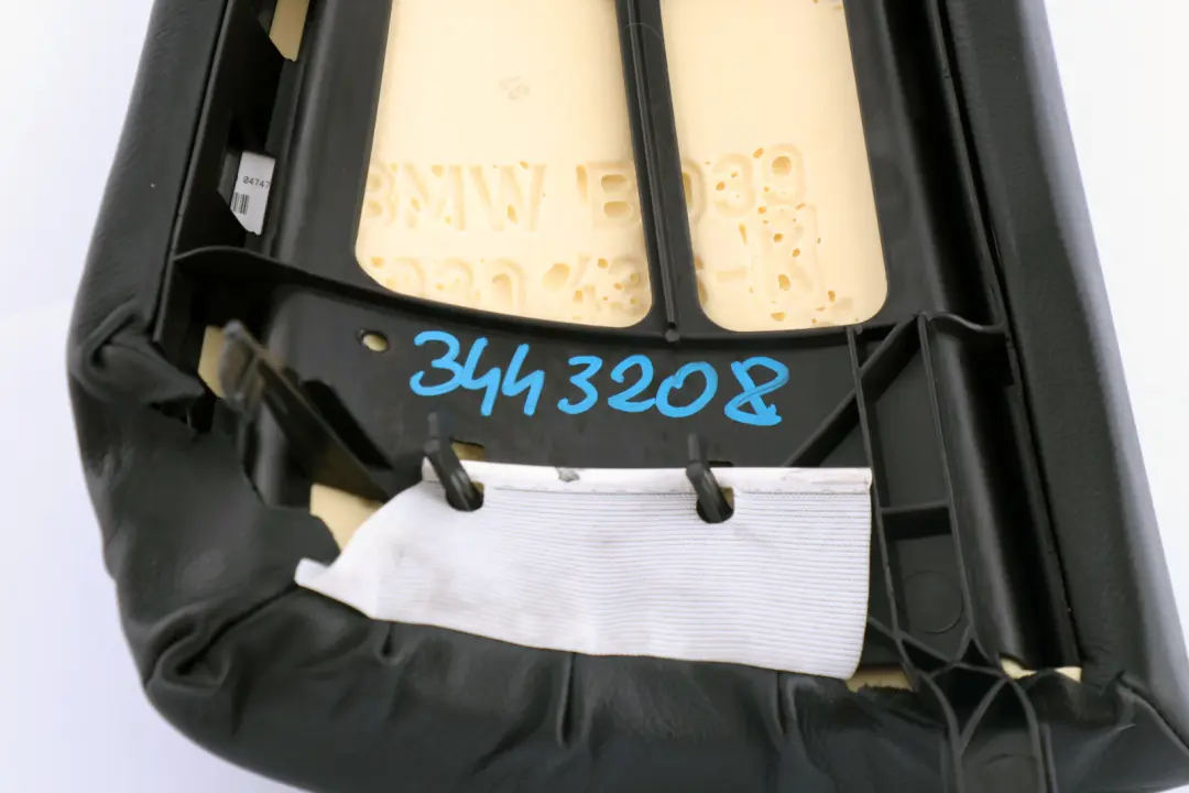 Sedile Posteriore Destro Pannello Laterale Pelle Nera 3330438 per BMW X3 E83 LCI con numero di parte 3443208 BMW X3 E83 LCI Sedile Posteriore Destro Pannello Laterale Pelle Nera 3330438 - SKU 3443208 - Numero di parte 3443208