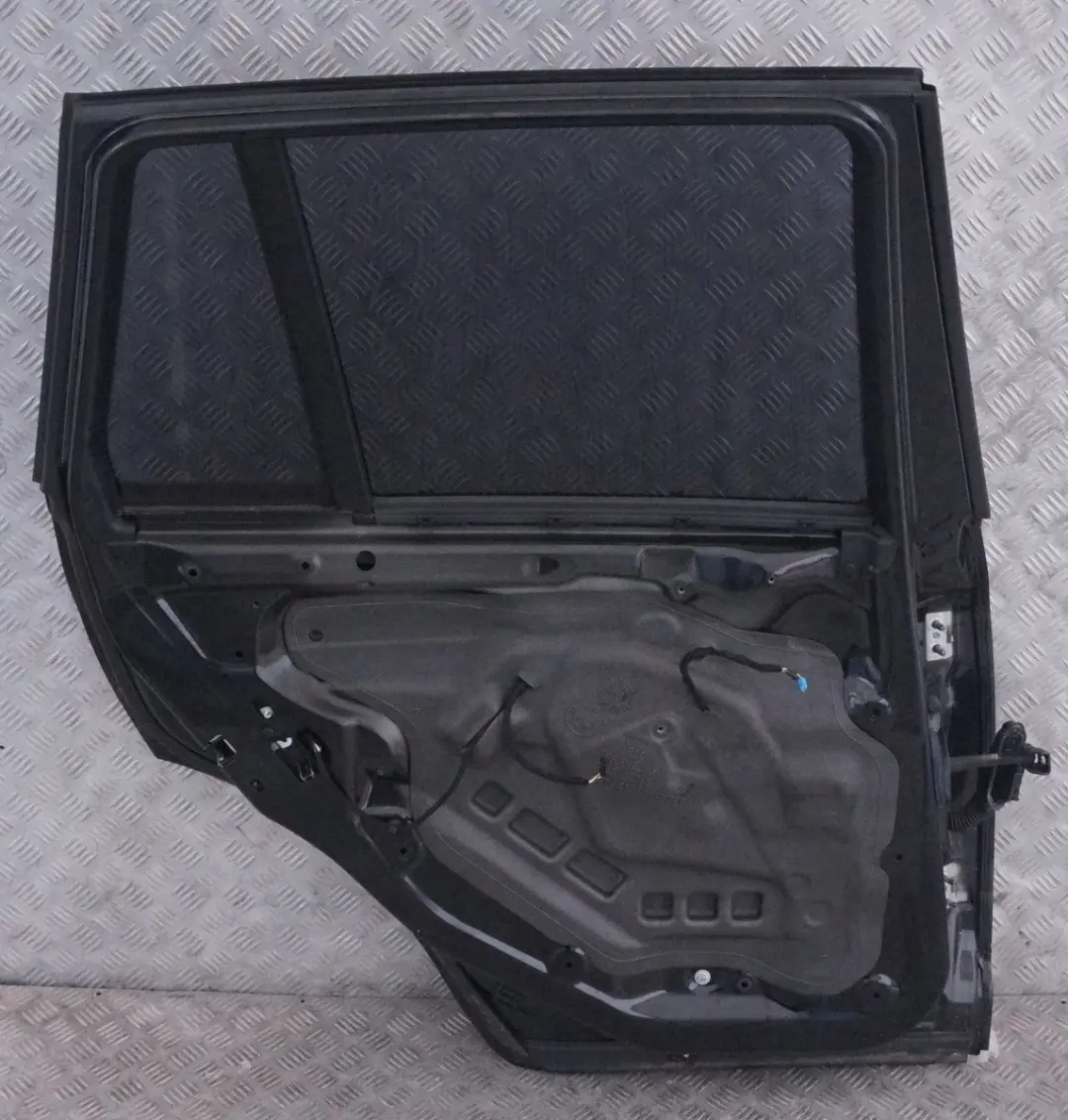 Puerta Trasera Izquierda Negro Zafiro Metalizado - 475 para BMW E83 1 con número de pieza 3449337 BMW E83 1 Puerta Trasera Izquierda Negro Zafiro Metalizado - 475 - SKU 3449337-BS1 - Número de pieza 3449337