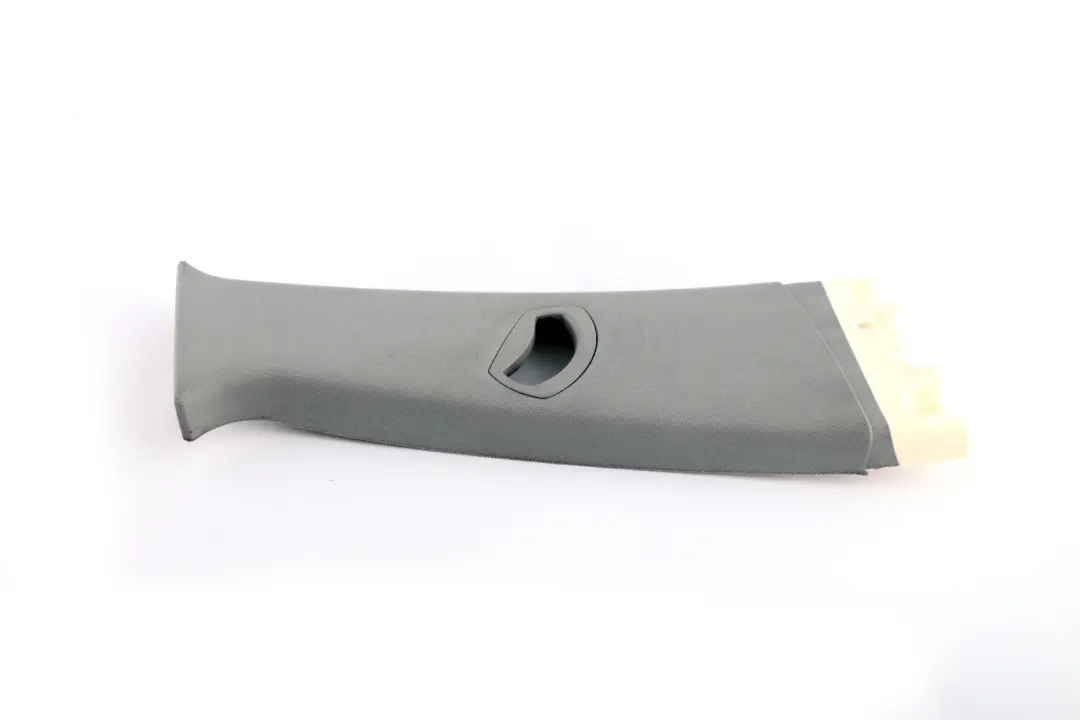 Pannello Rivestimento Colonna B Superiore Grigio Destra per BMW X3 E83 LCI con numero di parte 3449938 BMW X3 E83 LCI Pannello Rivestimento Colonna B Superiore Grigio Destra - SKU 3449938 - Numero di parte 3449938