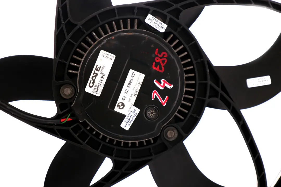 Ventola Radiatore Raffreddamento Motore 400W 6925702 per BMW Z4 E85 E86 con numero di parte 3452509 BMW Z4 E85 E86 Ventola Radiatore Raffreddamento Motore 400W 6925702 - SKU 3452509 - Numero di parte 3452509