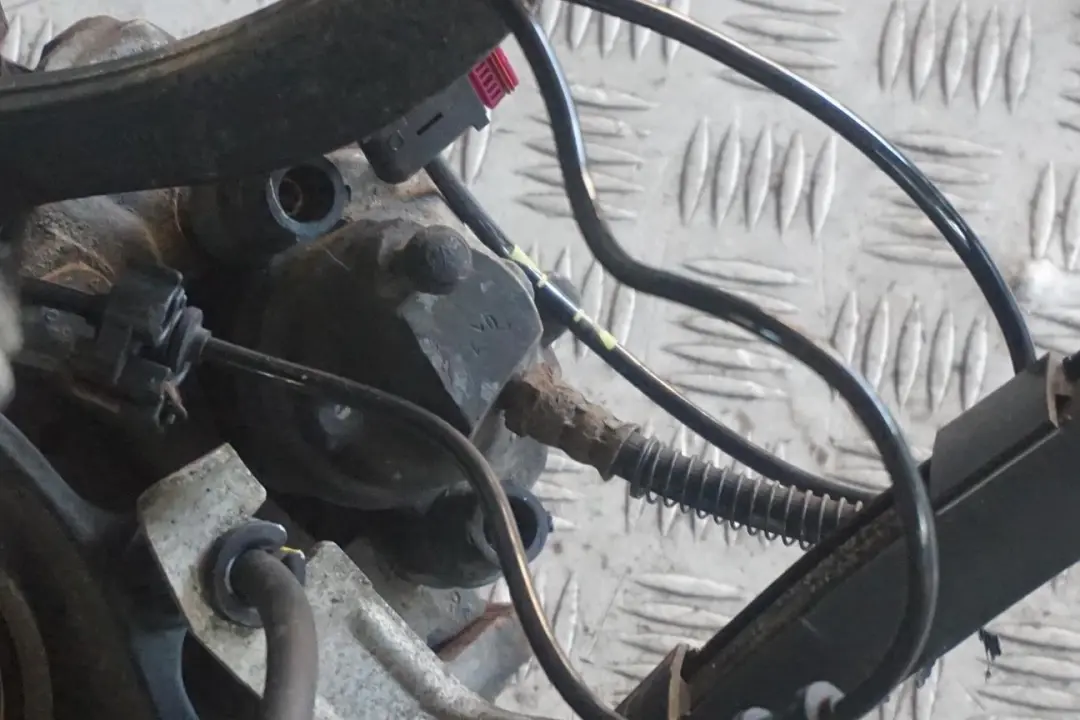  Mercedes-Benz E-Class W211 S211 Rear Left N/S Suspension Leg Brake Wheel Hub - SKU 3508308 - Part number 3508308