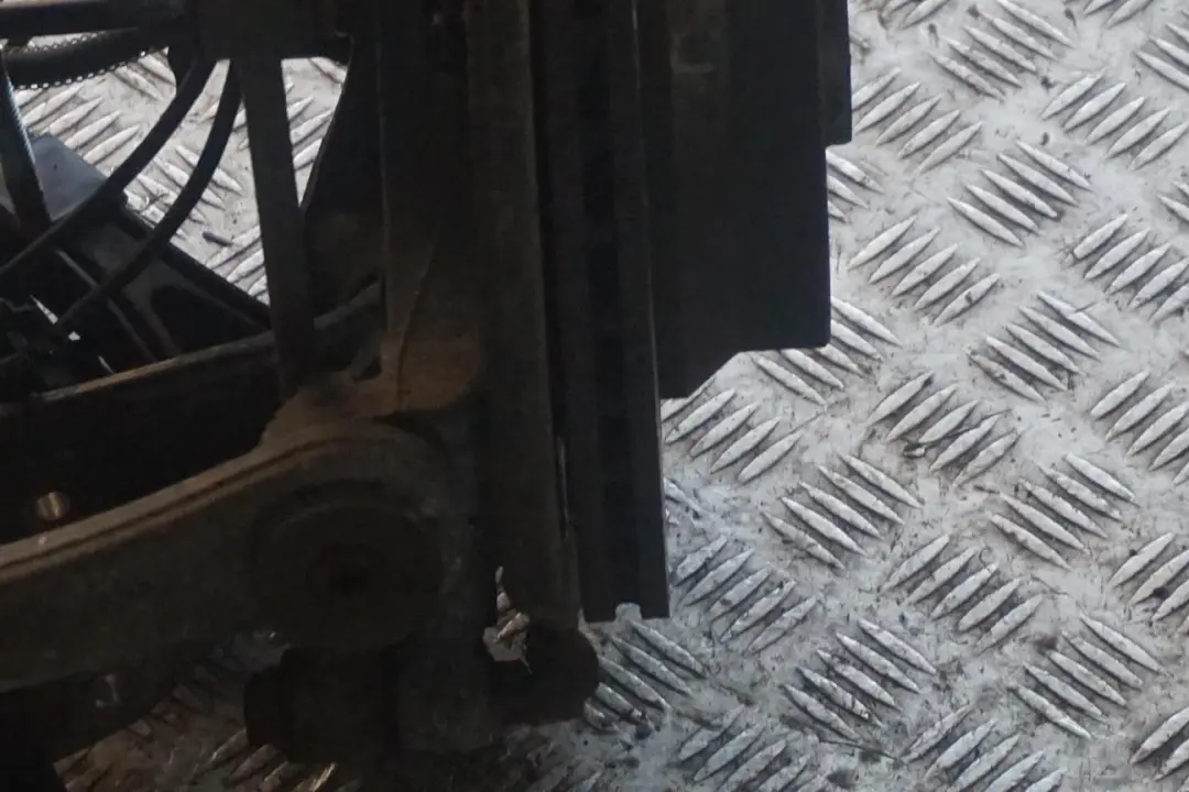 Mercedes-Benz E-Klasse W211 S211 Schwenklager Bremssattel Hinten Rechts für mit Teilenummer 3508408 Mercedes-Benz E-Klasse W211 S211 Schwenklager Bremssattel Hinten Rechts - SKU 3508408 - Teilenummer 3508408