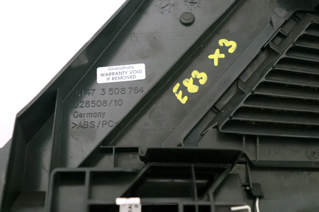 Griglia Ventilazione Laterale Destra Bagagliaio Antracite per BMW X3 E83 con numero di parte 3404376 BMW X3 E83 Griglia Ventilazione Laterale Destra Bagagliaio Antracite - SKU 3508764 - Numero di parte 3404376